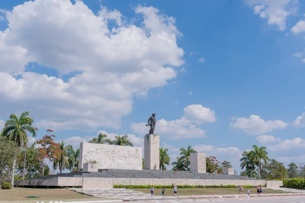Personas visitando el Mausoleo del Ché
