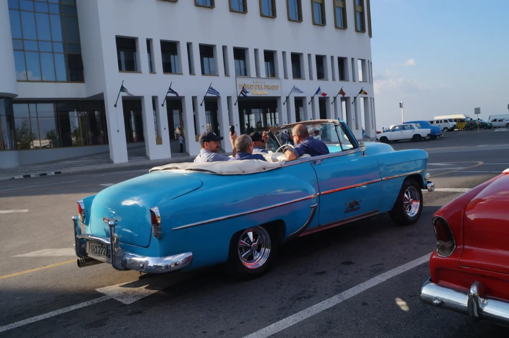 familia viajando en auto clásico