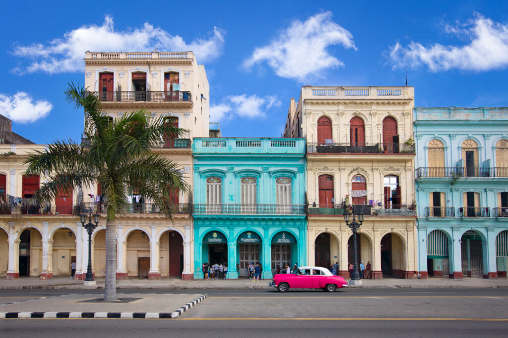 auto clásico por casco histórico de la Habana
