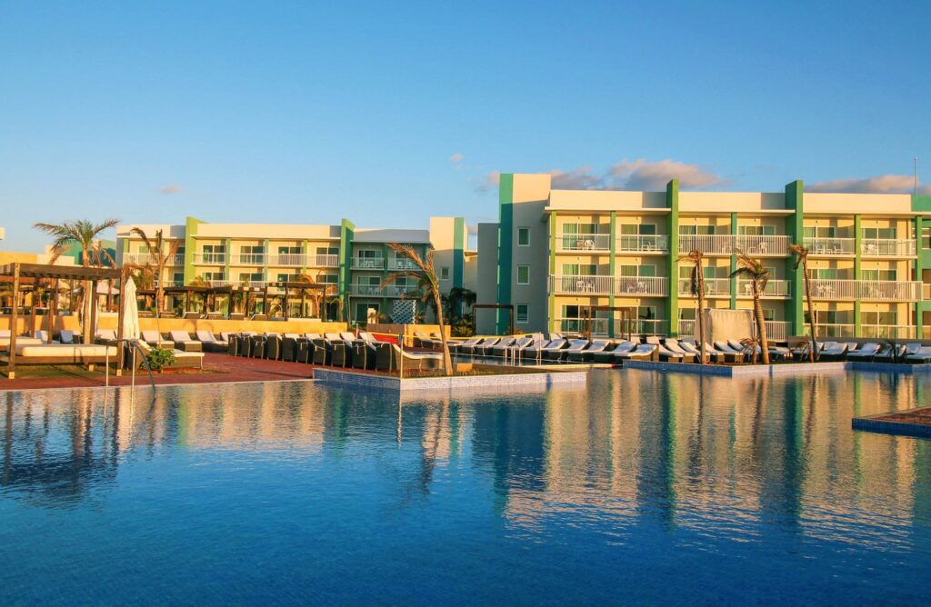 Zona de la piscina del Hotel Gran Muthu Cayo Guillermo en Jardines del Rey, Cuba - complejo de cinco estrellas con todo incluido cerca de Playa Pilar.
